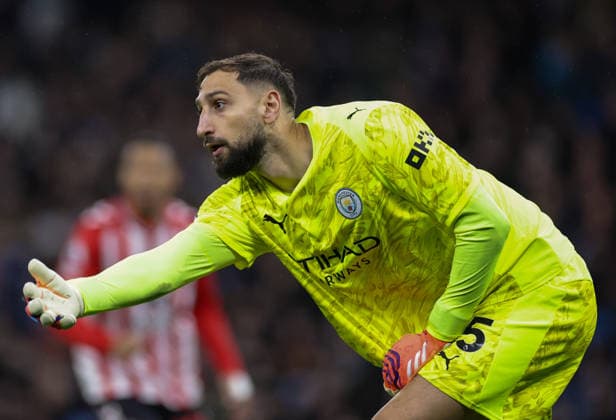 6th December 2025; Etihad Stadium, Manchester, Lancashire, England; Premier League Football, Manchester City versus Sunderland; Goalkeeper Gianluigi Donnarumma of Manchester City distributes  RogerxEvans