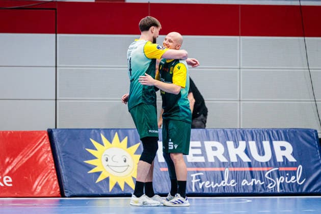v.l. Josip Jukic (VfL Eintracht Hagen, 74), Hakon Dadi Styrmisson (VfL Eintracht Hagen, 28) jubeln zur Halbzeit GER, TuS N-Luebbecke vs. VfL Eintracht Hagen, Handball, 2. Bundesliga, 14. Spieltag, Spielzeit 2025 2026, 06.12.2025 GER, TuS N-Luebbecke vs. VfL Eintracht Hagen, Handball, 2. Bundesliga, 14. Spieltag, Spielzeit 2025 2026, 06.12.2025 Luebbecke Copyright: xEibner-Pressefoto JanxRollingerx EP_JSK