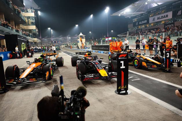 Max Verstappen (Oracle Red Bull Racing, 01), Oscar Piastri (McLaren Formula 1 Team, 81), Lando Norris (McLaren Formula 1 Team, 04), Parc Ferme, Qualifying , ARE, Formel 1 Weltmeisterschaft, Abu Dhabi Grand Prix, Yas Marina Circuit, Saturday, 06.12.2025 ARE, Formel 1 Weltmeisterschaft, Abu Dhabi Grand Prix, Vereinigte Arabische Emirate, Yas Marina Circuit, 06.12.2025 Abu Dhabi Copyright: xEibner-Pressefoto AnnikaxGrafx EP_AGF