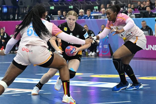 GER, Dortmund, 27th Wommen s World Championship, WM, Weltmeisterschaft 2025, Hauptrunde Main Round, Gruppe II 3. Runde: Spanien Spain (ESP) vs. Deutschland Germany (GER) 06.12.2025, Westfalenhalle, Dortmund, GER, Dortmund, 27th Wommen s World Championship 2025, Hauptrunde Main Round, Gruppe II 3. Runde: Spanien Spain (ESP) vs. Deutschland Germany (GER), im Bild: Nina Engel (Ger 8), im Zweikampf gegen Lyndie TCHAPTCHET DEFO (ESP 68),