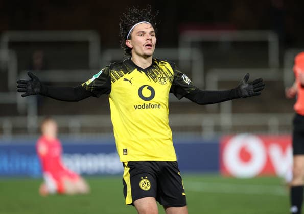 Samstag 06.12.2025, Saison 2025 26, Regionalliga West, 18. Spieltag im Stadion Rote Erde Dortmund, BVB Borussia Dortmund II - SC Paderborn U23, Dortmunder Torjubel zum 1:0: Babis Charalampos Drakas (BVB II)