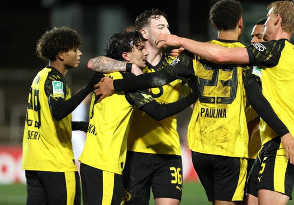 Samstag 06.12.2025, Saison 2025 26, Regionalliga West, 18. Spieltag im Stadion Rote Erde Dortmund, BVB Borussia Dortmund II - SC Paderborn U23, Dortmunder Torjubel zum 1:0: Mathis Albert (BVB II), Babis Charalampos Drakas (BVB II), Tony Reitz (BVB II), Jordi Leander Paulina (BVB II), Ben Vincent Hüning (BVB II), v.l.