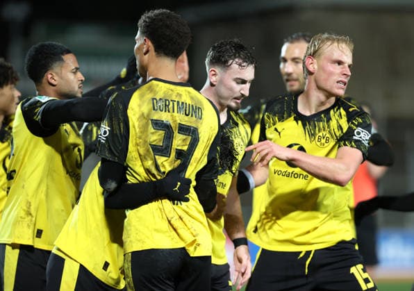 Samstag 06.12.2025, Saison 2025 26, Regionalliga West, 18. Spieltag im Stadion Rote Erde Dortmund, BVB Borussia Dortmund II - SC Paderborn U23, Dortmunder Torjubel zum 1:0: Almugera Raouf Mohammed Kabar (BVB II), Babis Charalampos Drakas (BVB II), Jordi Leander Paulina (BVB II), Tony Reitz (BVB II), Michael Eberwein (BVB II) und Ben Vincent Hüning (BVB II), v.l.
