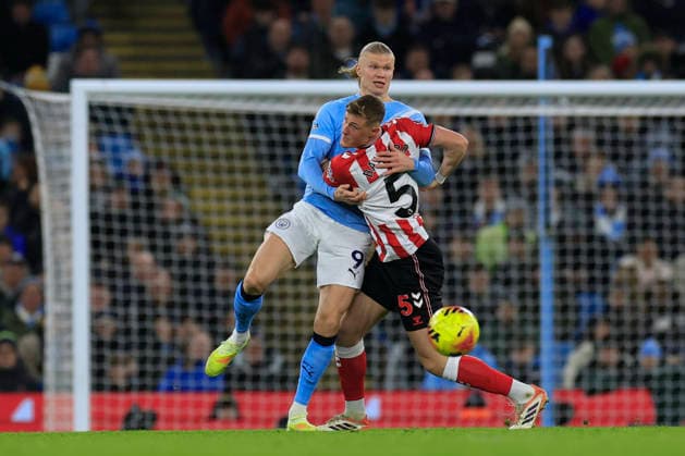 Manchester City v Sunderland Premier League 06 12 2025. Erling Haaland (9) of Manchester City grabs hold of Daniel Ballard (5) of Sunderland during the Premier League match between Manchester City and Sunderland at the Etihad Stadium, Manchester, England on 6 December 2025. Manchester Etihad Stadium Manchester England Editorial use only DataCo restrictions apply See www.football-dataco.com , Copyright: xConorxMolloyx PSI-23347-0083