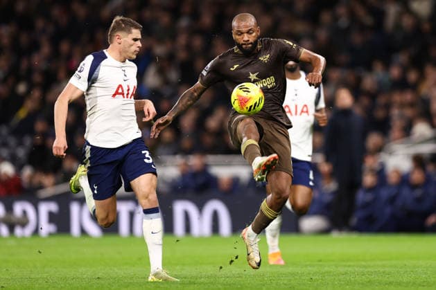 Tottenham Hotspur v Brentford 06 December 2025, London - Premier League Football - Tottenham Hotspur v Brentford - Igor Thiago of Brentford and Micky van de Ven of Tottenham Hotspur - Photo: Jacques Feeney Offside. London UK Copyright: xJacquesxFeeneyx xOffsidexOffside
