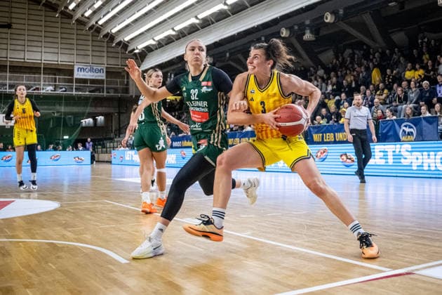 Basketball Berlin 06.12.2025 Saison 2025 2026 DBBL 1. Bundesliga Alba Berlin - Rutronik Stars Keltern Theresa Simon (Alba, No.03) Nevana Rosic (Keltern, No.32)