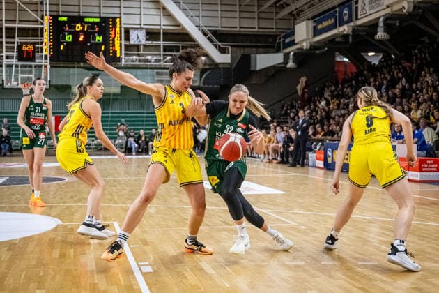 Basketball Berlin 06.12.2025 Saison 2025 2026 DBBL 1. Bundesliga Alba Berlin - Rutronik Stars Keltern Nevana Rosic (Keltern, No.32) Theresa Simon (Alba, No.03)