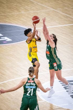Basketball Berlin 06.12.2025 Saison 2025 2026 DBBL 1. Bundesliga Alba Berlin - Rutronik Stars Keltern Deeshyra Thomas (Alba, No.21)