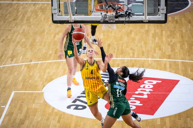 Basketball Berlin 06.12.2025 Saison 2025 2026 DBBL 1. Bundesliga Alba Berlin - Rutronik Stars Keltern Marie Bertholdt (Alba, No.04) Kylin McGuff (Keltern, No.11)