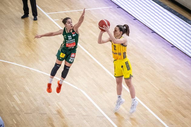 Basketball Berlin 06.12.2025 Saison 2025 2026 DBBL 1. Bundesliga Alba Berlin - Rutronik Stars Keltern Lena Gohlisch (Alba, No.12) Karina Konstantinova (Keltern, No.33)