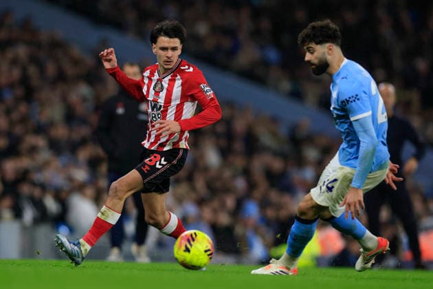 Manchester City v Sunderland Premier League 06 12 2025. Enzo Le Fee (28) of Sunderland passes the ball during the Premier League match between Manchester City and Sunderland at the Etihad Stadium, Manchester, England on 6 December 2025. Manchester Etihad Stadium Manchester England Editorial use only DataCo restrictions apply See www.football-dataco.com , Copyright: xConorxMolloyx PSI-23347-0088