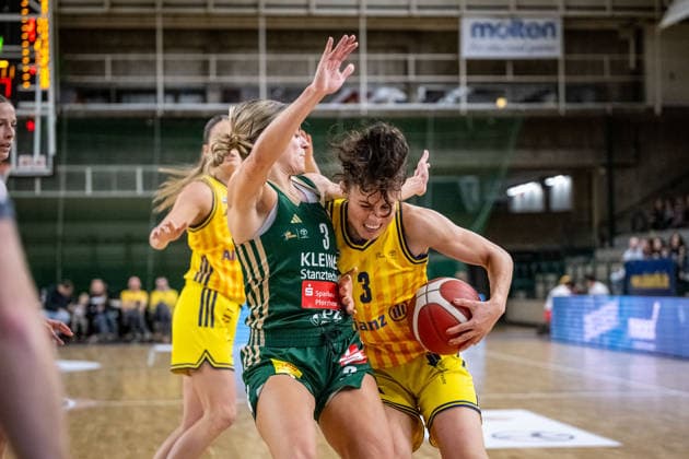 Basketball Berlin 06.12.2025 Saison 2025 2026 DBBL 1. Bundesliga Alba Berlin - Rutronik Stars Keltern Theresa Simon (Alba, No.03) Alexandra Wilke (Keltern, No.03)