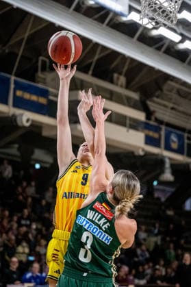 Basketball Berlin 06.12.2025 Saison 2025 2026 DBBL 1. Bundesliga Alba Berlin - Rutronik Stars Keltern Jo Raflo (Alba, No.09) Alexandra Wilke (Keltern, No.03)