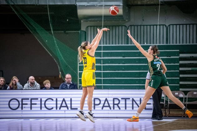 Basketball Berlin 06.12.2025 Saison 2025 2026 DBBL 1. Bundesliga Alba Berlin - Rutronik Stars Keltern Emily Kiser (Alba, No.33) Alexandria Kiss-Rusk (Keltern, No.21)