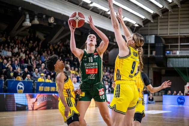 Basketball Berlin 06.12.2025 Saison 2025 2026 DBBL 1. Bundesliga Alba Berlin - Rutronik Stars Keltern Maud Huijbens (Keltern, No.10) Jo Raflo (Alba, No.09) Deeshyra Thomas (Alba, No.21)