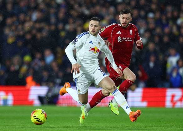 Gabriel Gudmundsson of Leeds United and Conor Bradley of Liverpool Leeds United v Liverpool, Premier League, Football, Elland Road, Leeds, UK - 06 Dec 2025Leeds Elland Road United Kingdom EDITORIAL USE ONLY No use with unauthorised audio, video, data, fixture lists, club league logos or live services. Online in-match use limited to 120 images, no video emulation. No use in betting, games or single club league player publications. Copyright: xMattxWest Shutterstockx 16009398u