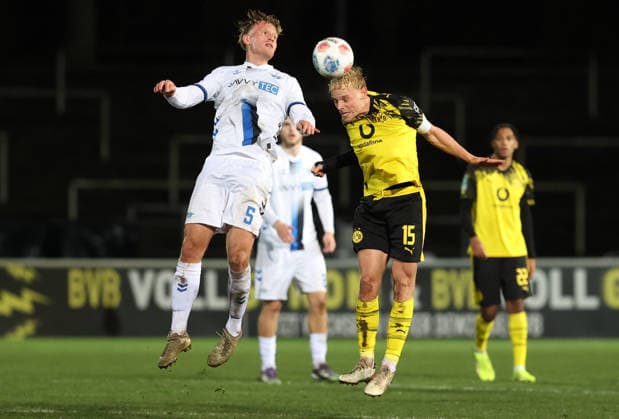 Samstag 06.12.2025, Saison 2025 26, Regionalliga West, 18. Spieltag im Stadion Rote Erde Dortmund, BVB Borussia Dortmund II - SC Paderborn U23, Tim Böhmer (SCP) gegen Ben Vincent Hüning (BVB II), v.l.