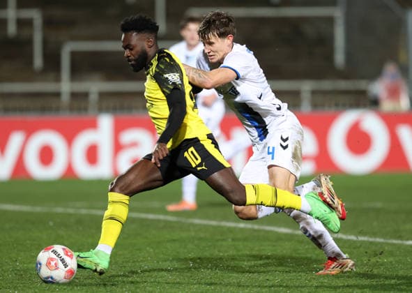 Samstag 06.12.2025, Saison 2025 26, Regionalliga West, 18. Spieltag im Stadion Rote Erde Dortmund, BVB Borussia Dortmund II - SC Paderborn U23, Joseph Boyamba (BVB II) gegen Kevin Krumme (SCP), v.l.