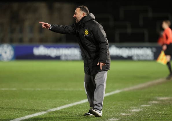 Samstag 06.12.2025, Saison 2025 26, Regionalliga West, 18. Spieltag im Stadion Rote Erde Dortmund, BVB Borussia Dortmund II - SC Paderborn U23, Daniel Rios (Trainer, BVB II) gibt Anweisungen an sein Team