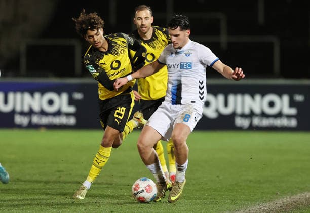 Samstag 06.12.2025, Saison 2025 26, Regionalliga West, 18. Spieltag im Stadion Rote Erde Dortmund, BVB Borussia Dortmund II - SC Paderborn U23, Mathis Albert (BVB II) gegen Medin Kojic (SCP), v.l.