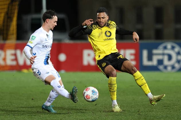 Samstag 06.12.2025, Saison 2025 26, Regionalliga West, 18. Spieltag im Stadion Rote Erde Dortmund, BVB Borussia Dortmund II - SC Paderborn U23, Luca Löwelt (SCP) gegen Almugera Raouf Mohammed Kabar (BVB II), v.l.
