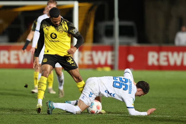 Samstag 06.12.2025, Saison 2025 26, Regionalliga West, 18. Spieltag im Stadion Rote Erde Dortmund, BVB Borussia Dortmund II - SC Paderborn U23, Almugera Raouf Mohammed Kabar (BVB II) gegen Luca Löwelt (SCP), v.l.