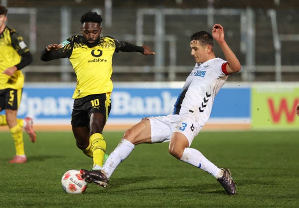 Samstag 06.12.2025, Saison 2025 26, Regionalliga West, 18. Spieltag im Stadion Rote Erde Dortmund, BVB Borussia Dortmund II - SC Paderborn U23, Joseph Boyamba (BVB II) gegen Kerem Yalcin (SCP), v.l.
