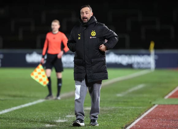Samstag 06.12.2025, Saison 2025 26, Regionalliga West, 18. Spieltag im Stadion Rote Erde Dortmund, BVB Borussia Dortmund II - SC Paderborn U23, Daniel Rios (Trainer, BVB II) gibt Anweisungen an sein Team