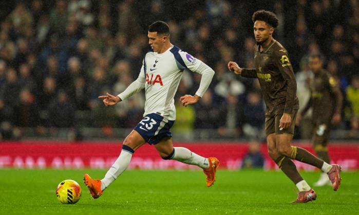 Tottenham Hotspur v Brentford Premier League Pedro Porro of Tottenham Hotspur passes the ball during the Premier League match at Tottenham Hotspur Stadium, London 06 12 2025 UK Newspapers OUT Copyright: xGraemexWilcocksonx FIL-22607-0095