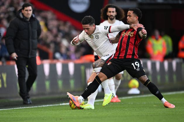 Bournemouth v Chelsea Premier League Enzo Fernandez of Chelsea is tackled by Justin Kluivert of Bournemouth during the Premier League match at the Vitality Stadium, Bournemouth 06 12 2025 UK Newspapers OUT Copyright: xJeremyxLandeyx FIL-22603-0115