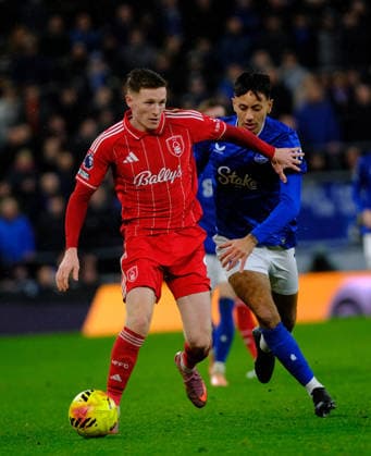 Elliot Anderson of Nottingham Forest and Dwight McNeil of Everton seen in action during the Premier league football match between Everton and Nottingham Forest at Hill Dickinson Stadium in Liverpool. Copyright: xPaulxBonser SportsxPressxPhotox Sportspressphoto_SPR70905