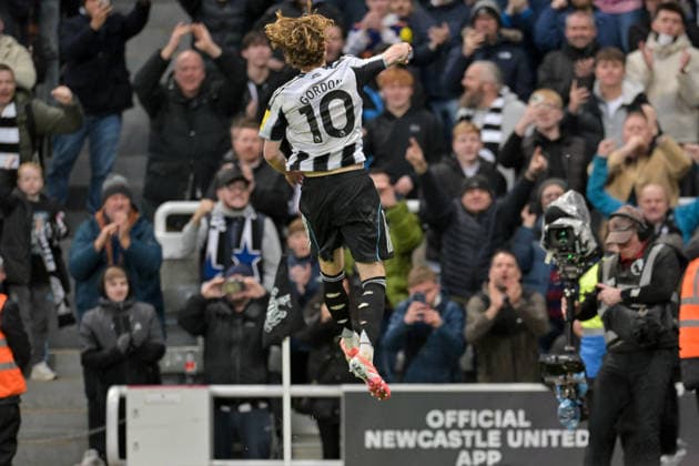 Newcastle United v Burnley - Premier League Anthony Gordon of Newcastle United celebrates his goal after putting Newcastle United 2-0 up during the Premier League match between Newcastle United and Burnley at St. James s Park in Newcastle, United Kingdom, on December 6, 2025. Newcastle Tyne and Wear United Kingdom  Copyright: xMIxNewsx originalFilename:fletcher-newcastl251206_npozF.jpg