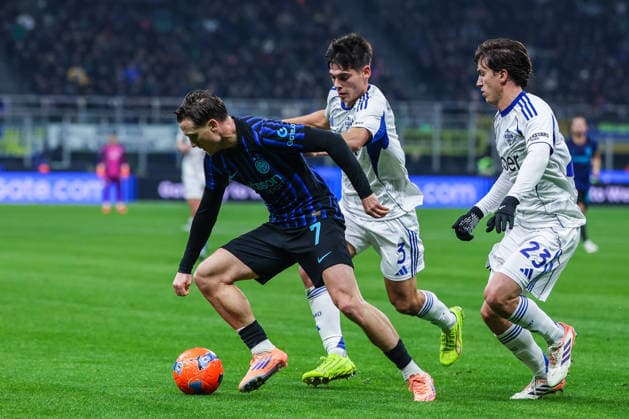 Piotr Zielinski of FC Internazionale seen in action during Serie A 2025 26 football match between FC Internazionale and Como 1907 at San Siro Stadium in Milan  Copyright: xFabrizioxCarabelli IPAxSportx xipa-agency.netx xx IPA_68833955 IPA_Agency_IPA68833955