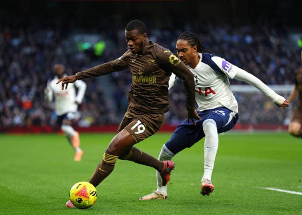 6th December 2025; Tottenham Hotspur Stadium, London, England; Premier League Football, Tottenham Hotspur versus Brentford; Dango Ouattara of Brentford closely marked by Djed Spence of Tottenham Hotspur  JohnxPatrickxFletcher
