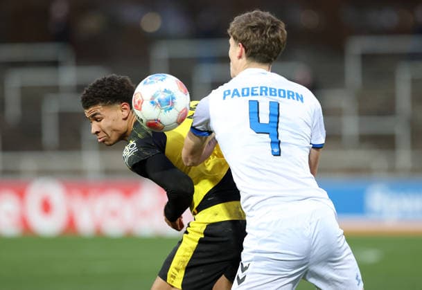 Samstag 06.12.2025, Saison 2025 26, Regionalliga West, 18. Spieltag im Stadion Rote Erde Dortmund, BVB Borussia Dortmund II - SC Paderborn U23, Jordi Leander Paulina (BVB II) gegen Krevin Krumme (SCP), v.l.