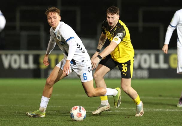 Samstag 06.12.2025, Saison 2025 26, Regionalliga West, 18. Spieltag im Stadion Rote Erde Dortmund, BVB Borussia Dortmund II - SC Paderborn U23, Julius Bugenhagen (SCP) gegen Tony Reitz (BVB II), v.l.