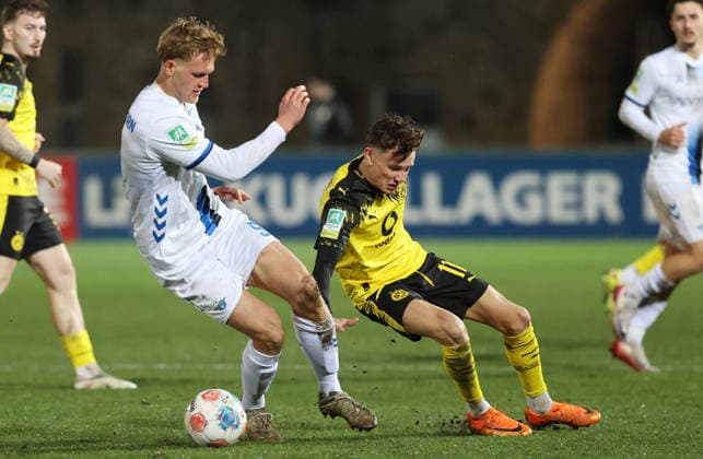 Samstag 06.12.2025, Saison 2025 26, Regionalliga West, 18. Spieltag im Stadion Rote Erde Dortmund, BVB Borussia Dortmund II - SC Paderborn U23, Tim Böhmer (SCP) gegen Arne Wessels (BVB II), v.l.