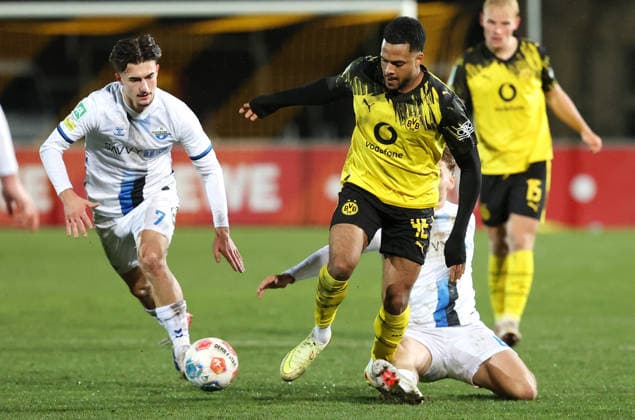 Samstag 06.12.2025, Saison 2025 26, Regionalliga West, 18. Spieltag im Stadion Rote Erde Dortmund, BVB Borussia Dortmund II - SC Paderborn U23, Joel Vega Zambrano (SCP) gegen Almugera Raouf Mohammed Kabar (BVB II), v.l.