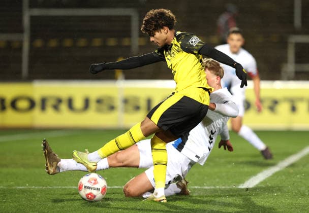 Samstag 06.12.2025, Saison 2025 26, Regionalliga West, 18. Spieltag im Stadion Rote Erde Dortmund, BVB Borussia Dortmund II - SC Paderborn U23, Mathis Albert (BVB II) beim Torabschluss gegen Tim Böhmer (SCP), v.l.