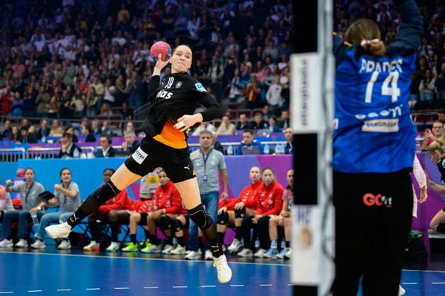 Handball, Frauen WM, Hauptrunde: Spanien - Deutschland Nieke Kühne Kuehne (Deutschland), Ona Vegue i Pena (Spanien) Dortmund Westfalenhalle Nordrhein-Westfalen Deutschland
