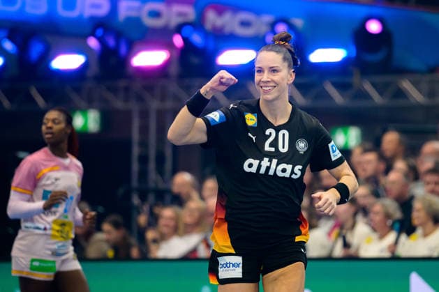 Handball, Frauen WM, Hauptrunde: Spanien - Deutschland Emily Vogel (Deutschland) Jubel Freude Emotion Torjubel Torschuetze Torschütze Dortmund Westfalenhalle Nordrhein-Westfalen Deutschland