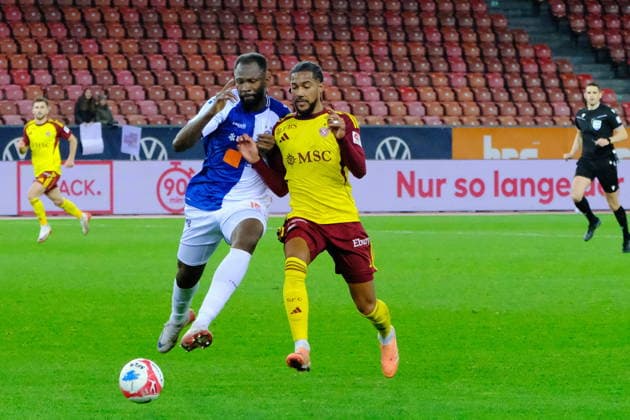 CSSL - 202526 - GCZ vs SERVETTE - ZURSER251206 - Florian Aye (97 yellow) and Abdoulaye Diaby (15 white) fight for the ball Zurich Stadion Letzigrund Zürich Schweiz Copyright: xSergioxBrunettix