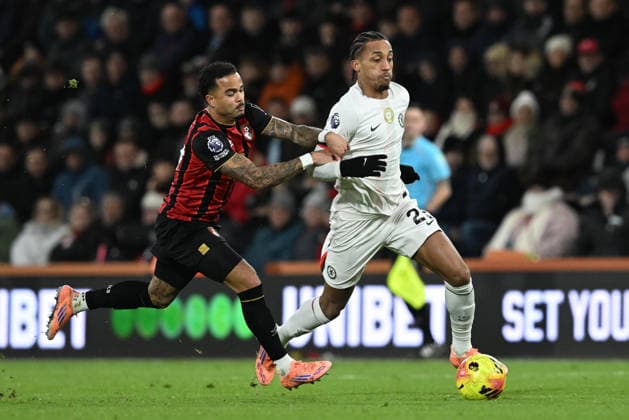 Bournemouth v Chelsea Premier League 06 12 2025. Joao Pedro (20) of Chelsea on the attack battles for possession with Justin Kluivert (19) of AFC Bournemouth during the Premier League match between Bournemouth and Chelsea at the Vitality Stadium, Bournemouth, England on 6 December 2025. Bournemouth Vitality Stadium Dorset England Editorial use only DataCo restrictions apply See www.football-dataco.com , Copyright: xGrahamxHuntx PSI-23351-0177