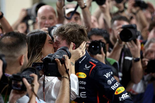 06.12.2025, Yas Marina Circuit, Abu Dhabi, Formula 1 Etihad Airways Abu Dhabi Grand Prix 2025 , im Bild Kelly Piquet küsst Max Verstappen (NLD), Oracle Red Bull Racing (Photo by Alessandro Martellotta Hasan Bratic DeFodi Images)