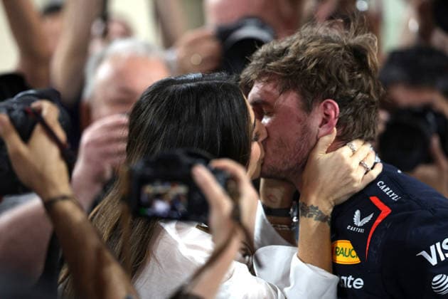 06.12.2025, Yas Marina Circuit, Abu Dhabi, Formula 1 Etihad Airways Abu Dhabi Grand Prix 2025 , im Bild Kelly Piquet küsst Max Verstappen (NLD), Oracle Red Bull Racing (Photo by Alessandro Martellotta Hasan Bratic DeFodi Images)