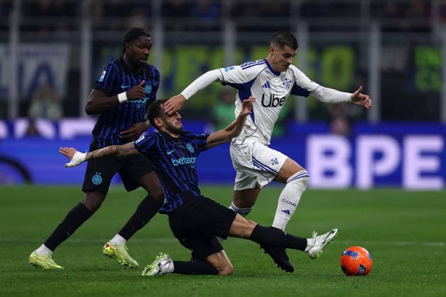 Serie A Fc Internazionale - Como 1907 Hakan Calhanoglu of Fc Internazionale and Alvaro Morata of Como 1907 battle for the ball during the Serie A match beetween Fc Internazionale and Como 1907 at Stadio Giuseppe Meazza on December 6 2025 in Milan Italy . Milano Stadio Giuseppe Meazza Italy Copyright: xMarcoxCanonierox