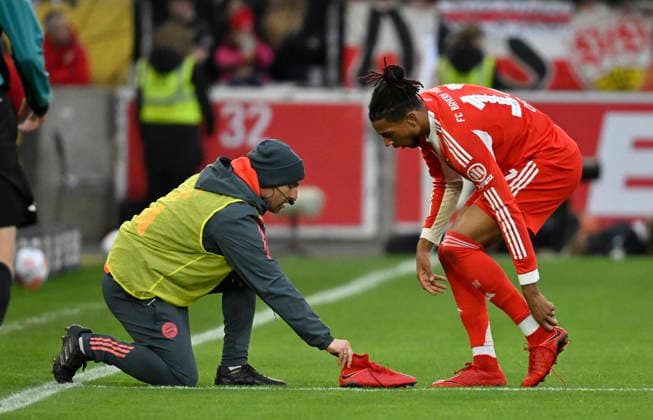 Wechsel der Schuhe Stiefel auf dem Platz Michael Olise FC Bayern Muenchen FCB (17) Betreuer VfB Stuttgart vs FC Bayern Muenchen FCB 06.12.2025 DFL REGULATIONS PROHIBIT ANY USE OF PHOTOGRAPHS AS IMAGE SEQUENCES AND OR QUASI-VIDEO VfB Stuttgart vs FC Bayern Muenchen FCB *** Change of shoes Boots on the pitch Michael Olise FC Bayern Muenchen FCB 17 Supervisor VfB Stuttgart vs FC Bayern Muenchen FCB 06 12 2025 DFL REGULATIONS PROHIBIT ANY USE OF PHOTOGRAPHS AS IMAGE SEQUENCES AND OR QUASI VIDEO VfB Stuttgart vs FC Bayern Muenchen FCB
