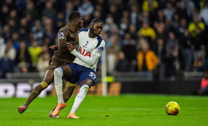 Tottenham Hotspur v Brentford Premier League Randal Kolo Muani of Tottenham Hotspur and Michael Kayode of Brentford during the Premier League match at Tottenham Hotspur Stadium, London 06 12 2025 UK Newspapers OUT Copyright: xGraemexWilcocksonx FIL-22607-0105