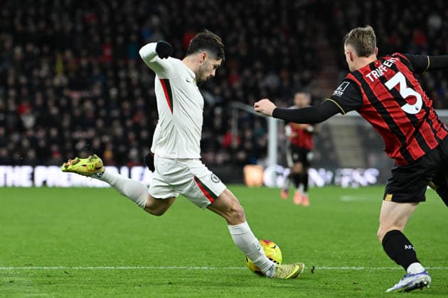 Bournemouth v Chelsea Premier League 06 12 2025. Pedro Neto (7) of Chelsea lines up a shot at goal as Adrien Truffert (3) of AFC Bournemouth challenges him during the Premier League match between Bournemouth and Chelsea at the Vitality Stadium, Bournemouth, England on 6 December 2025. Bournemouth Vitality Stadium Dorset England Editorial use only DataCo restrictions apply See www.football-dataco.com , Copyright: xGrahamxHuntx PSI-23351-0213