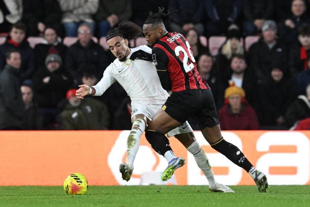 Bournemouth v Chelsea Premier League 06 12 2025. Malo Gusto (27) of Chelsea battles for possession with Antoine Semenyo (24) of AFC Bournemouth during the Premier League match between Bournemouth and Chelsea at the Vitality Stadium, Bournemouth, England on 6 December 2025. Bournemouth Vitality Stadium Dorset England Editorial use only DataCo restrictions apply See www.football-dataco.com , Copyright: xGrahamxHuntx PSI-23351-0215